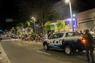 Presença de policiamento na via durante funcionamento de bares. (Foto: Juliano Almeida)