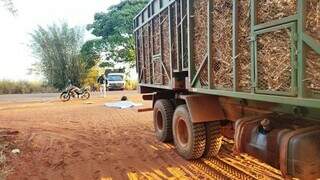 Corpo da vítima coberto por lençol. (Foto: Nova News)