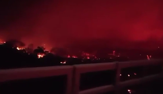 O céu de Corumbá ficou vermelho na região da BR-262 (Foto: Direto das Ruas)