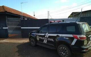 Viatura da Polícia Civil chegando com preso em delegacia. (Foto: Divulgação/PCMS)