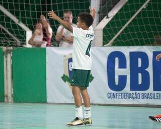 Jogador do Palmeiras comemorando gol no Ginásio Palestra Itália neste domingo (Foto: @victoraznar)
