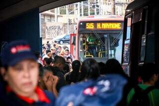 Ônibus 515 chegando no Terminal Hercules Maymone, que está lotado (Foto: Henrique Kawaminami)