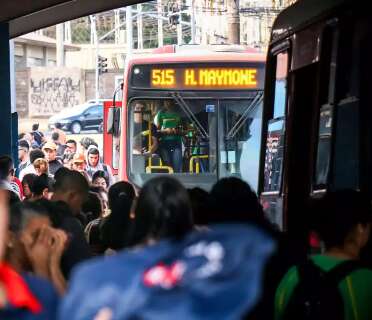 &quot;Um mais lotado que o outro&quot;: aulas voltam e estudantes tomam conta de &ocirc;nibus 