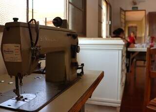 Sala de costura se tornou o primeiro emprego de Dina. (Foto: Osmar Veiga)