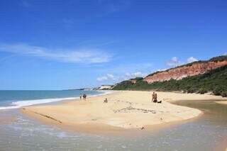 Viajar em agosto pode ser mais acessível economicamente até mesmo em lugares de praias, como Arraial d&#39;Ajuda, em Troncoso (Bahia), um dos destinos mais badalados dos últimos anos (Foto: Reprodução)