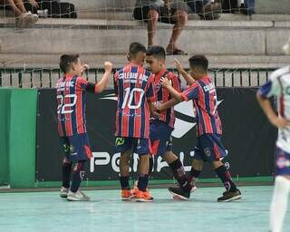 Meninos da Escolinha Pezão/Colégio ABC comemorando gol (Foto: @victoraznar)