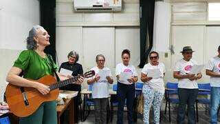 Alunos participam de atividade musical pelo programa. (Foto: Claiane Lamperth e Rúbia Pedra)