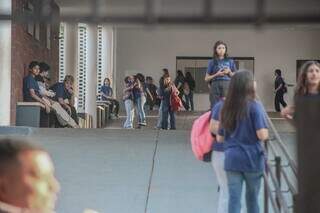 No pátio da Escola Maria Constança, colegas se abraçam no retorno das férias de duas semanas (Foto: Marcos Maluf)