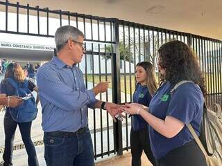 Diretor distribui doces para alunos se sentirem acolhidos na volta às aulas (Foto: Marcos Maluf)