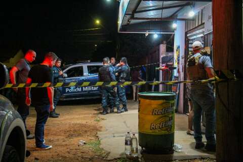 Homem é morto a tiros em banheiro de mercearia