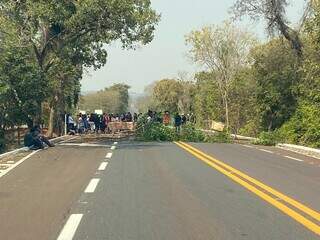 Com galhos espalhados nos dois sentidos da rodovia, indígenas protestam e bloquiam passagem na BR-262, em Miranda (Foto: Direto das Ruas)