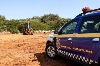 Retroescavadeira apreendida pelos GCMs após desmatamento de área (Foto: Henrique Kawaminami)