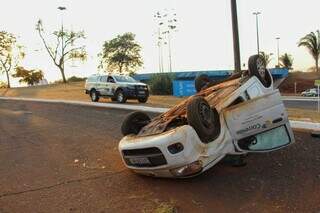 O veículo parou com as rodas para cima; o motorista passa bem (Foto: Juliano Almeida)