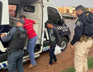 Dois feridos que tiveram alta ontem, no momento em que eram escoltados de volta ao acampamento (Foto: Divulgação)