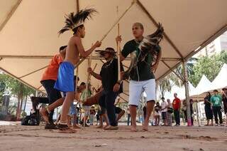 Homens da etnia terena em dança tradicional (Foto: Osmar Veiga)