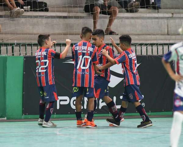 Time de MS faz 7 a 1 em estreia de competi&ccedil;&atilde;o sub-9 de futsal 