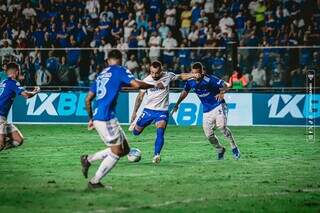 Jogadores disputam a posse da bola no gramado do Estádio Kleber Andrade, em Cariacica. (Foto: Mateus Lotif/Fortaleza)