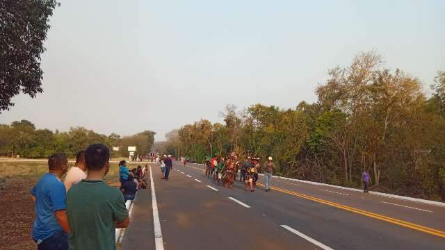 Ap&oacute;s 4 horas de bloqueio contra marco temporal, ind&iacute;genas liberam BR-262