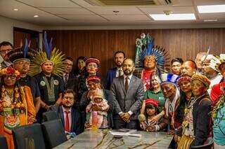 Delegação guarani kaiowá da Aty Guasu esteve na Defensoria Pública da União em Brasília, na manhã desta segunda-feira (5) (Foto: Apib)