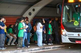 Usuários aguardando ônibus no Terminal Hercules Maymone (Foto: Henrique Kawaminami)