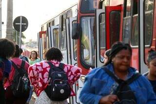 Movimentação de passageiros em ponto de ônibus (Foto: Henrique Kawaminami)