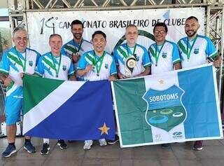 Clube Sobotoms com medalhas após ganhar o prata na modalidade de futebol de mesa (Foto:Divulgação/Fefumes)