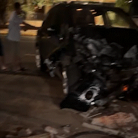 Motorista de SUV bate em árvore, derruba portão e destrói muro