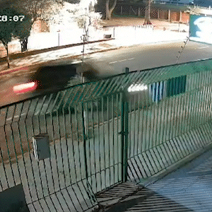 Motorista de SUV bate em árvore, derruba portão e destrói muro