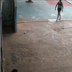 Motorista embriagado quase atropela homem e bate em parede de bar