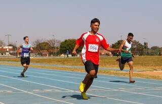 Atleta disputando modalidade de atletismo na pista do Parque Ayrton Senna (Foto: Lucas Castro/Fundesporte) 