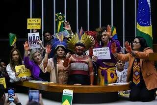 Em 2023, lideranças indígenas protestaram contra o marco temporal aprovado no plenário da Câmara Federal  (Foto: Pablo Valadares/Câmara dos Deputados)