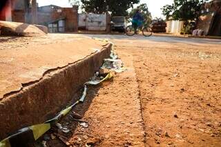 Fita zebrada indica local de homicídio na Rua Anselmo Selingardi (Foto: Henrique Kawaminami)