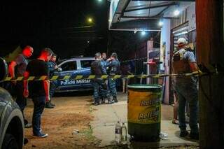 Movimentação policial em frente a mercearia onde jovem foi morto. (Foto: Juliano Almeida)