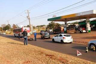 Moto caída no chão enquanto outros veículos desviam por pátio de posto de combustíveis (Foto: Henrique Kawaminami)