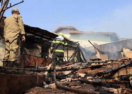 Casa abandonada é consumida pelas chamas no Monte Líbano