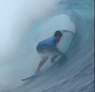 Gabriel Medina em tubo durante disputa pelo terceiro lugar (Foto: Cazé TV/Reprodução)