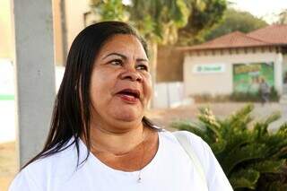 Mari aguardando ônibus em um ponto na Avenida Eduardo Elias Zahran (Foto: Henrique Kawaminami)