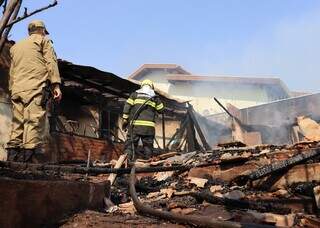 Bombeiros avançam para o que era o interior da residência que pegou fogo (Foto: Osmar Veiga)