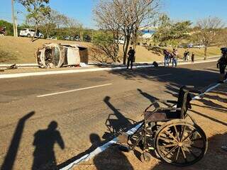 Uma das vítimas usava cadeira de rodas e durante o acidente ela saiu do carro. (Foto: Geniffer Valeriano)