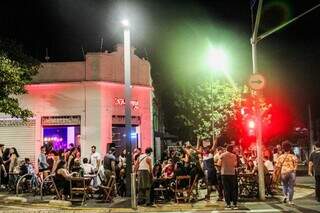 Calçada cheia na noite da Rua 14 de Julho (Foto: Juliano Almeida)