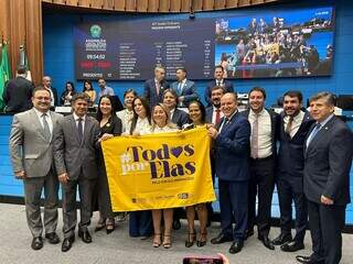 Deputados da Alems com a bandeira que dá nome a campanha de combate ao feminicídio. (Foto: Fernanda Palheta)