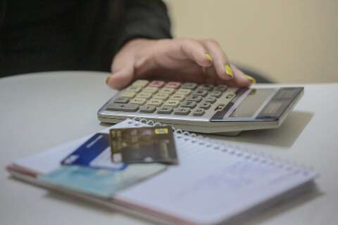 Endividamento tem leve queda, mas cartão de crédito continua sendo o vilão 