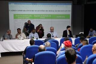 Mesa formada para assembleia que mudou estatuto da Federação de Futebol (Foto: Osmar Veiga)