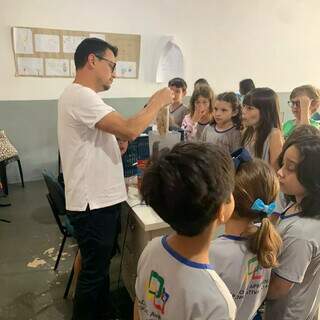 José Guilherme ensinou as crianças a prepararem vitamina de pasta de amedoim com chocolate (Foto: Arquivo/Instituto de Educação Cooperar)