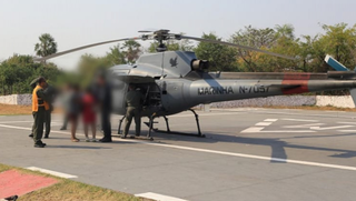 Adolescente foi socorrida em área de díficil acesso por helicóptero da Marinha (Foto: divulgação)