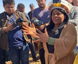 Sonia Guajajara no momento em que conversava com produtores rurais (Foto: Direto das Ruas)