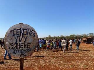 Delegação federal no &#34;Tekoha Yvy Ajhere&#34;, montado na Fazenda Spessato (Foto: Direto das Ruas)