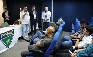 Secretário de Esporte, Marcelo Miranda; Julio Brant e Estevão Petrallás em assembleia (Foto: Osmar Veiga)