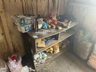 Alimentos e produtos de limpeza ficavam amontados em um canto da casa (Foto: Divulgação PF)