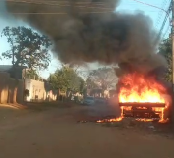 Morador flagra caminhão pegando fogo em rua do Bairro São Conrado